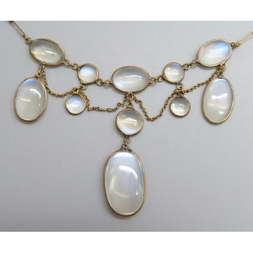 7031 - A vintage moonstone necklace