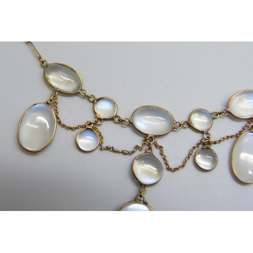 7031 - A vintage moonstone necklace