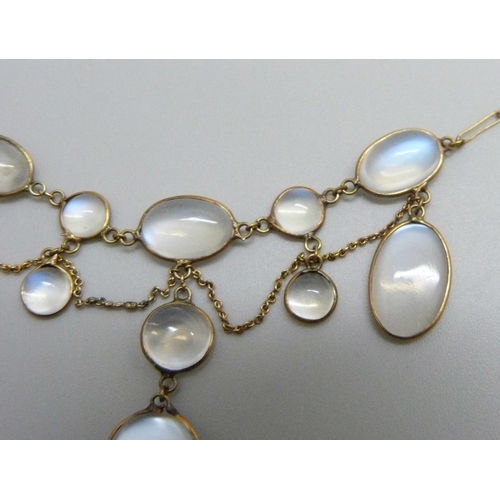 7031 - A vintage moonstone necklace