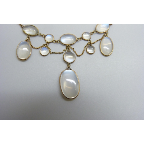 7031 - A vintage moonstone necklace