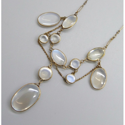 7031 - A vintage moonstone necklace