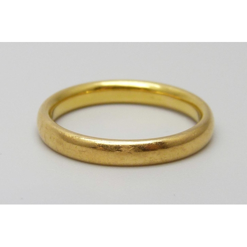 7035 - A 22ct gold wedding ring, 3.7g, K