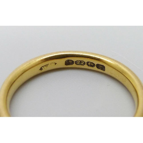 7035 - A 22ct gold wedding ring, 3.7g, K