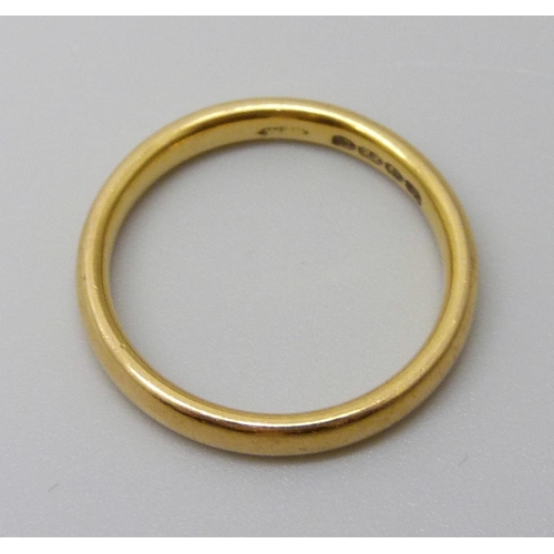 7035 - A 22ct gold wedding ring, 3.7g, K