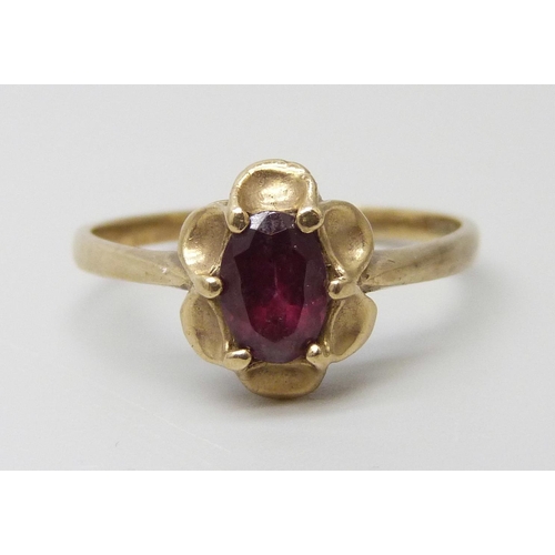 7036 - A 9ct gold and garnet ring, 2.4g, T