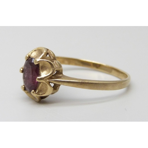 7036 - A 9ct gold and garnet ring, 2.4g, T