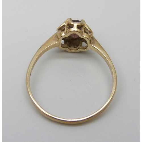 7036 - A 9ct gold and garnet ring, 2.4g, T