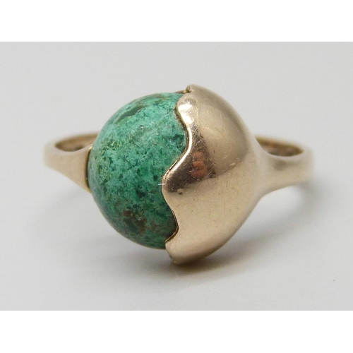 7045 - A 9ct gold and turquoise ring, 3.2g, L