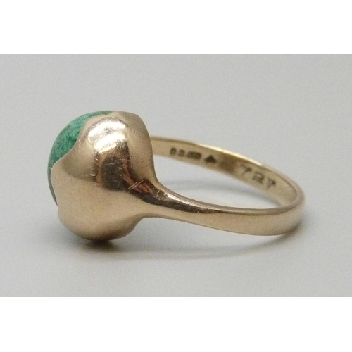 7045 - A 9ct gold and turquoise ring, 3.2g, L