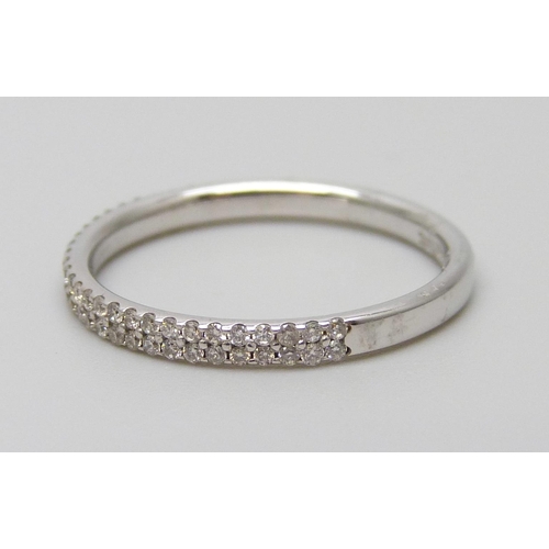 7046 - A 9ct white gold ring with two rows of diamonds, 1.6g, N