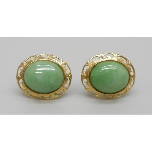 7047 - A pair of 14k gold cabachon jade earrings