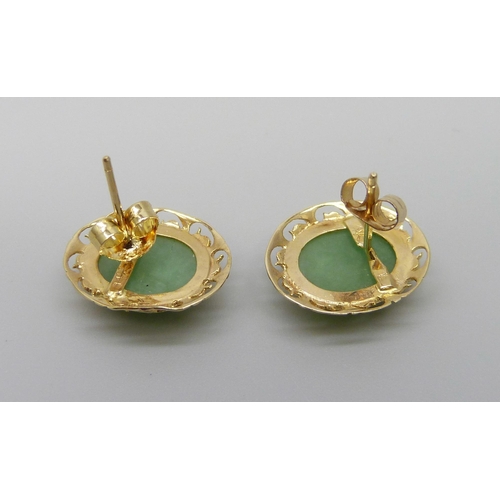 7047 - A pair of 14k gold cabachon jade earrings