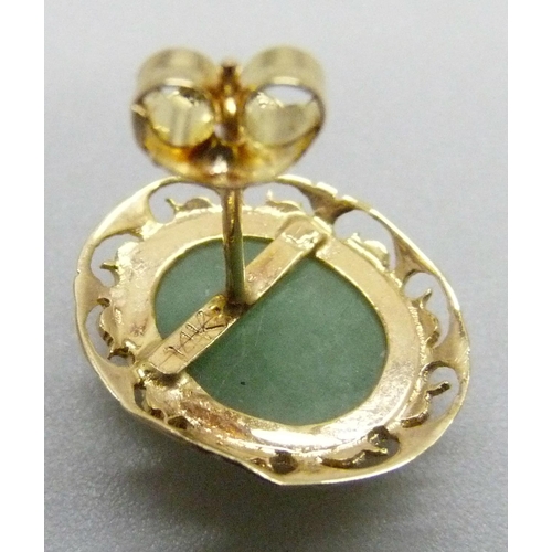 7047 - A pair of 14k gold cabachon jade earrings