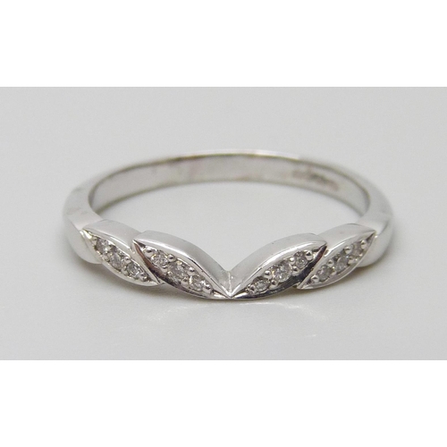 7049 - An 18ct white gold fancy diamond set leaf ring, 2.9g, N