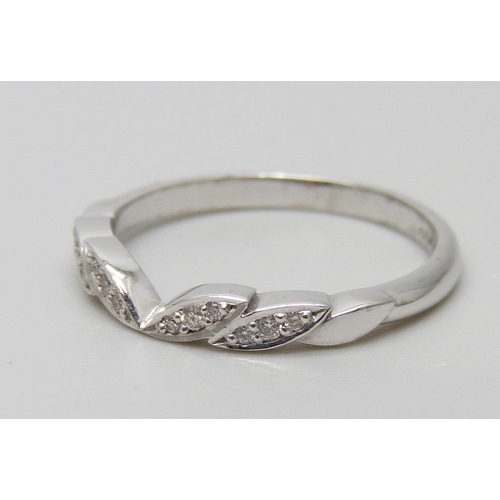 7049 - An 18ct white gold fancy diamond set leaf ring, 2.9g, N