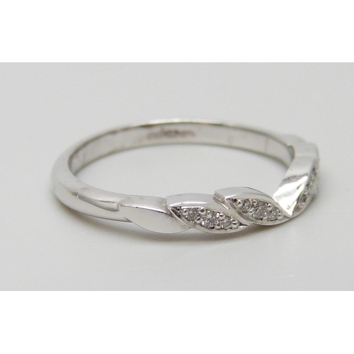 7049 - An 18ct white gold fancy diamond set leaf ring, 2.9g, N