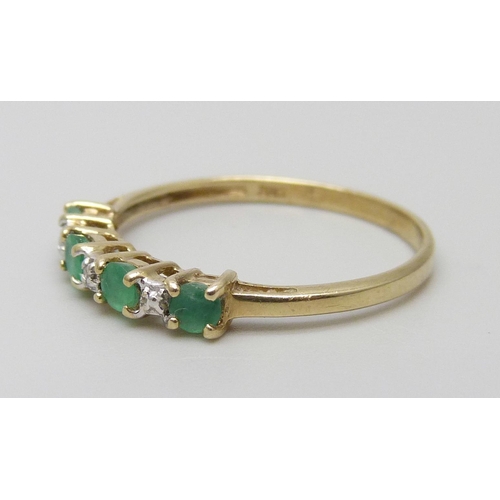 7055 - A 9ct gold, emerald and diamond ring, 1.3g, P