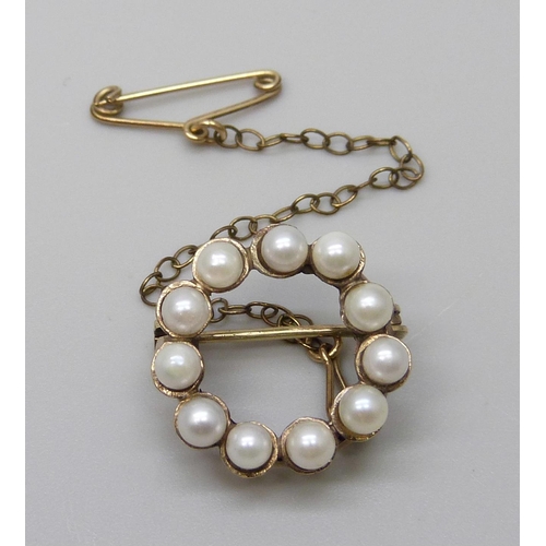 7061 - A 9ct gold and pearl brooch