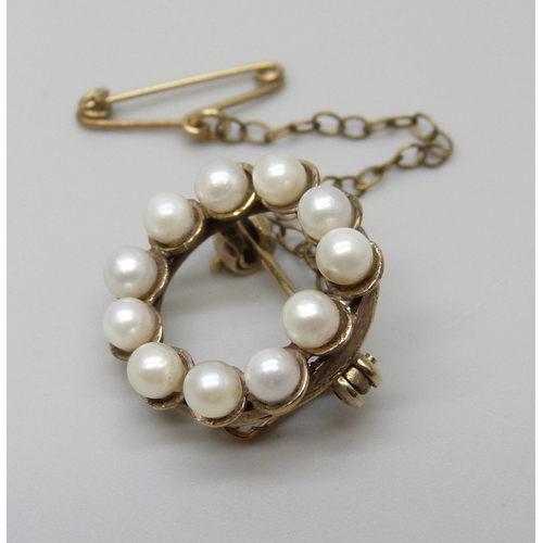 7061 - A 9ct gold and pearl brooch