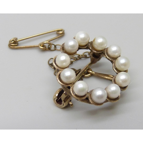 7061 - A 9ct gold and pearl brooch