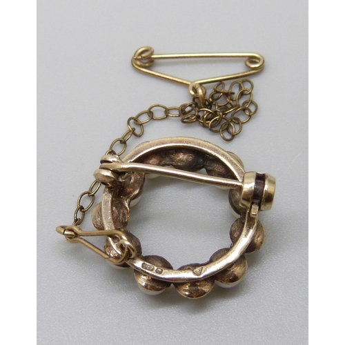 7061 - A 9ct gold and pearl brooch