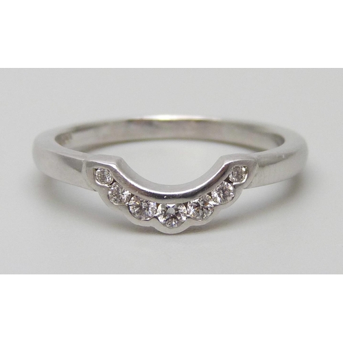 7062 - An 18ct white gold and diamond set ring, 2.9g, M