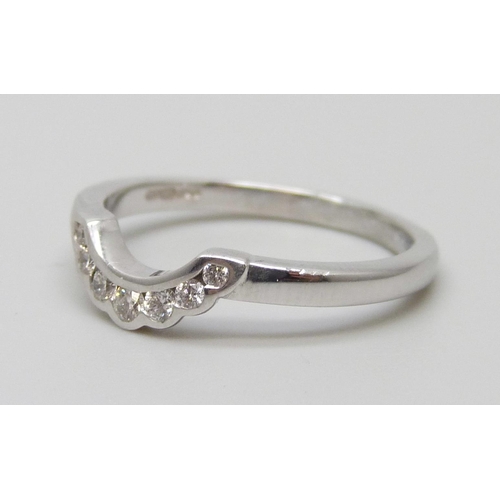 7062 - An 18ct white gold and diamond set ring, 2.9g, M