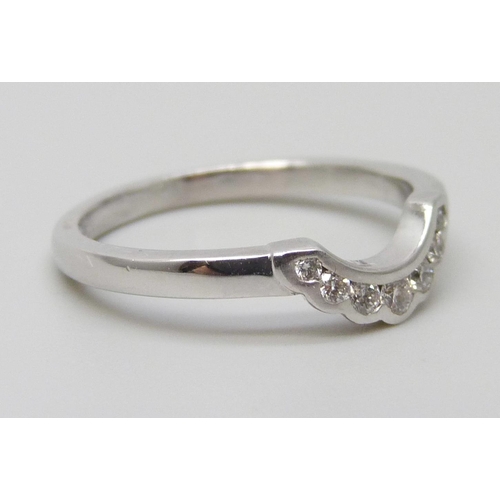 7062 - An 18ct white gold and diamond set ring, 2.9g, M