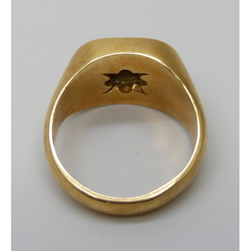 7064 - A yellow metal ring, marked 750, lacking stone, 13.9g, R