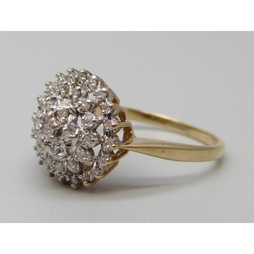 7069 - A 9ct gold and diamond ring, 3.2g, R/S