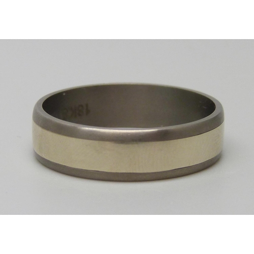 7071 - A titanium ring with 18ct gold inlay, 2.2g, U