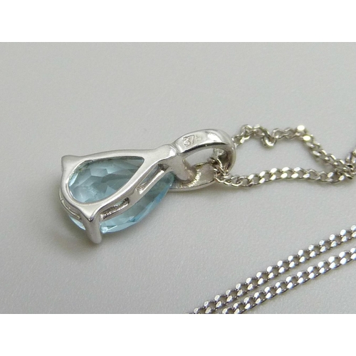 7073 - A 9ct gold and aquamarine pendant and chain, 2.2g, 45cm