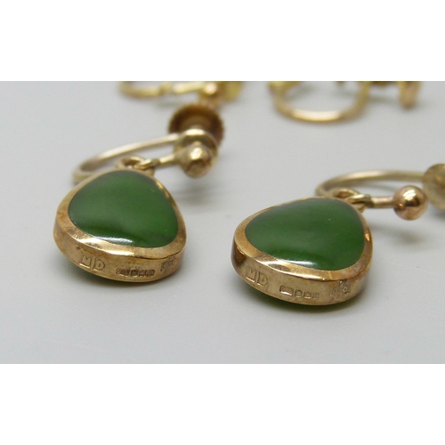 7082 - A pair of 9ct gold and green stone earrings with matching pendant, and a pair of 9ct gold screw back... 