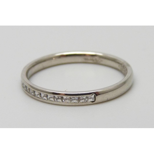 7092 - A white gold ring set with ¼ct of diamonds, 1g, L½