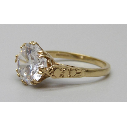 7095 - A 9ct yellow gold large clear stone solitaire ring, 3.8g, O