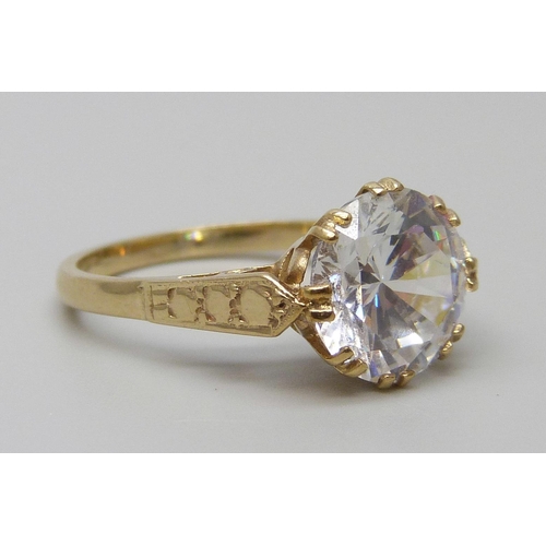 7095 - A 9ct yellow gold large clear stone solitaire ring, 3.8g, O