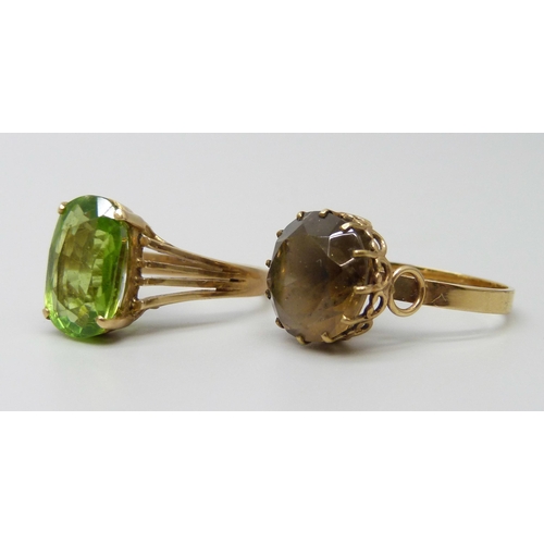 7096 - A 9ct gold and smoky quartz ring, 2.9g, M, and a yellow metal and green stone ring, 3.9g, M