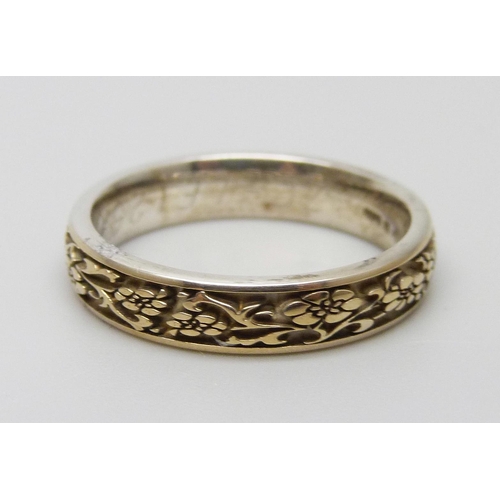 7106 - An argentium 958 silver ring with yellow gold overlay, 3.4g, N