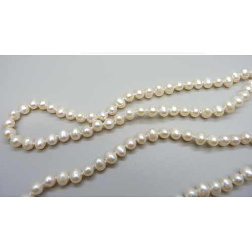 7109 - A string of cultured pearls, 6/7mm, 88cm length