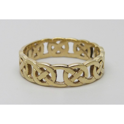 7123 - A 9ct yellow gold Celtic design ring, 3g, R