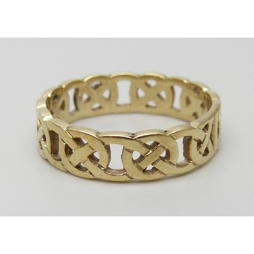 7123 - A 9ct yellow gold Celtic design ring, 3g, R