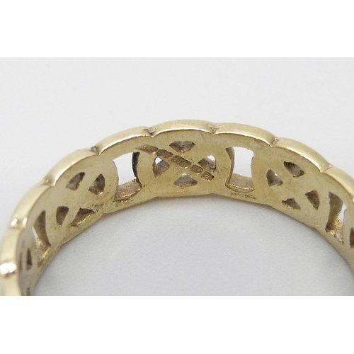 7123 - A 9ct yellow gold Celtic design ring, 3g, R