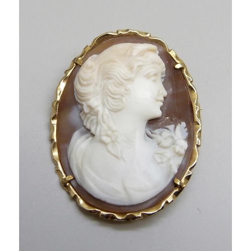 7124 - An Italian 14ct yellow gold carved cameo pendant/brooch, 6.6g