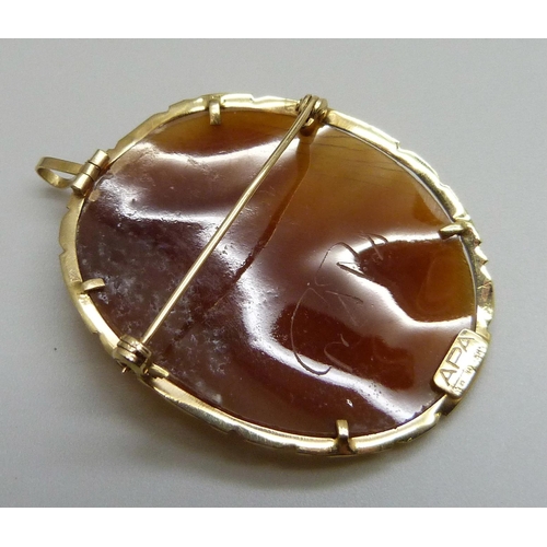 7124 - An Italian 14ct yellow gold carved cameo pendant/brooch, 6.6g