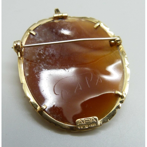 7124 - An Italian 14ct yellow gold carved cameo pendant/brooch, 6.6g