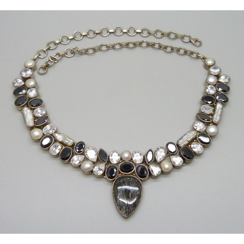 7131 - A large silver necklace set with pearl and other stones