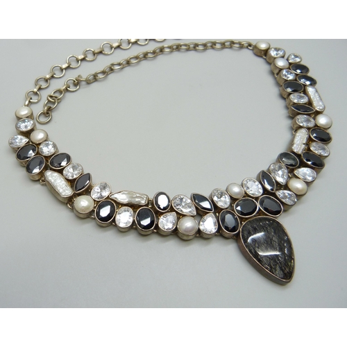 7131 - A large silver necklace set with pearl and other stones