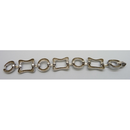 7134 - A 925 silver bracelet, 39.3g