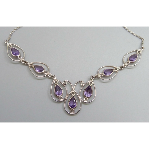 7144 - A silver and amethyst necklace