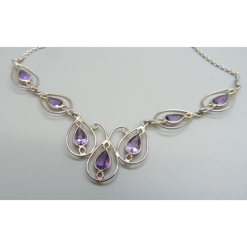 7144 - A silver and amethyst necklace